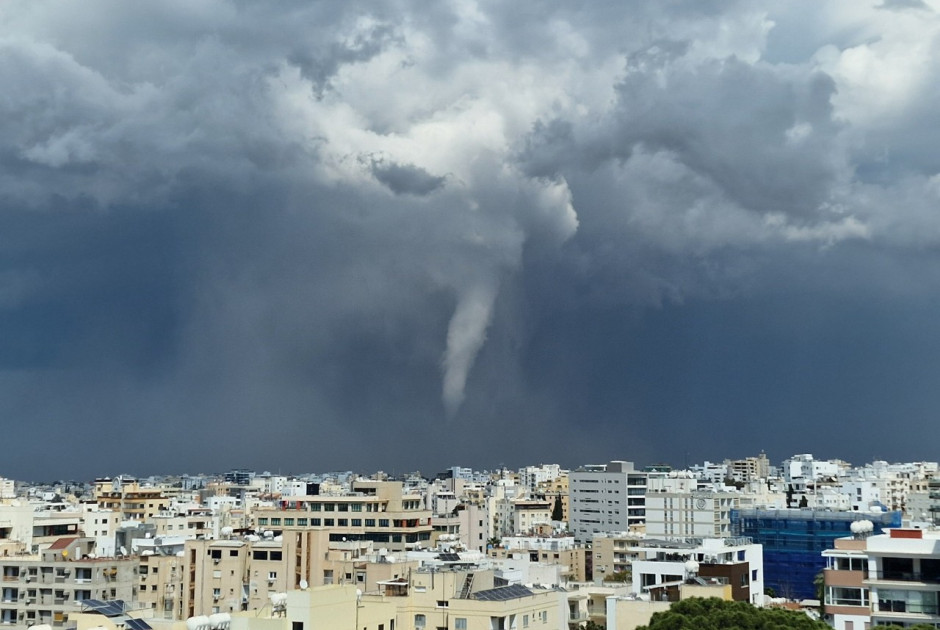 &Mu;&epsilon;&gamma;ά&lambda;&omicron;&sigmaf; &alpha;&nu;&epsilon;&mu;&omicron;&sigma;&tau;&rho;ό&beta;&iota;&lambda;&omicron;&sigmaf; &pi;έ&rho;&alpha;&sigma;&epsilon; &alpha;&pi;ό &tau;&eta; &Lambda;&epsilon;&upsilon;&kappa;&omega;&sigma;ί&alpha; - &Delta;&epsilon;ί&tau;&epsilon; &phi;&omega;&tau;&omicron;&gamma;&rho;&alpha;&phi;ί&epsilon;&sigmaf; &kappa;&alpha;&iota; &beta;ί&nu;&tau;&epsilon;&omicron;