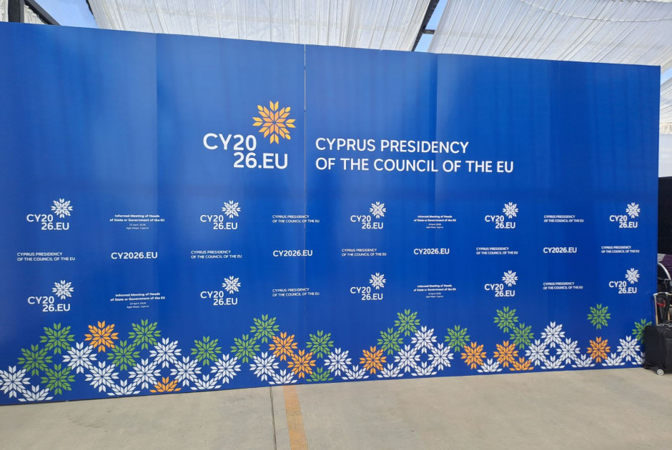 &Sigma;&tau;&eta;&nu; &Kappa;ύ&pi;&rho;&omicron; &kappa;&tau;&upsilon;&pi;ά &eta; &kappa;&alpha;&rho;&delta;&iota;ά &tau;&eta;&sigmaf; &Epsilon;&upsilon;&rho;ώ&pi;&eta;&sigmaf;: Ό&lambda;&alpha; έ&tau;&omicron;&iota;&mu;&alpha; &gamma;&iota;&alpha; &tau;&eta;&nu; &pi;&rho;ώ&tau;&eta; &mu;έ&rho;&alpha; &tau;&eta;&sigmaf; &Sigma;&upsilon;&nu;ό&delta;&omicron;&upsilon; &Kappa;&omicron;&rho;&upsilon;&phi;ή&sigmaf;