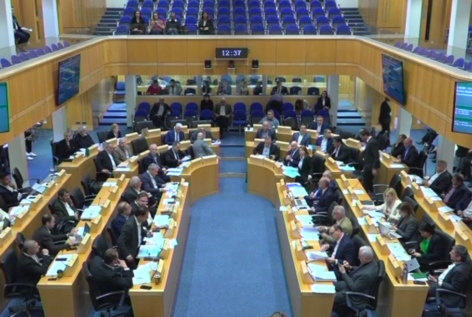 Ολομέλεια Βουλής: Μαλλιά – κουβάρια πριν την αυτοδιάλυση του σώματος (ΒΙΝΤΕΟ)