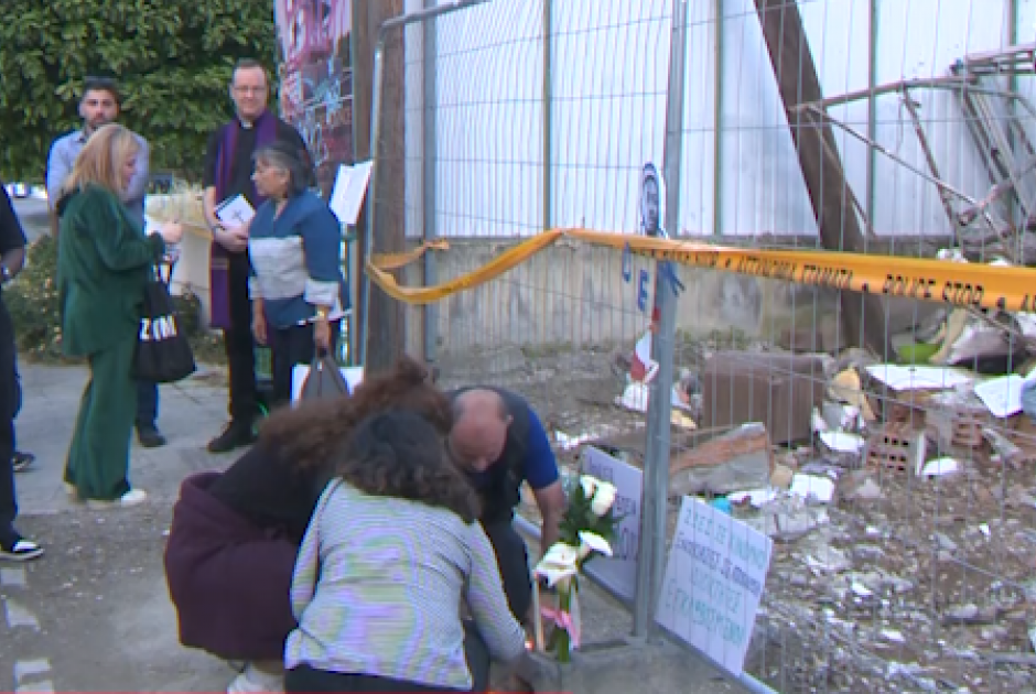 Αναμμένα κεριά, λουλούδια και σιωπή – Φίλοι και συγγενείς  και πολίτες επέστρεψαν στο σημείο της τραγωδίας στη Γερμασόγεια (ΒΙΝΤΕΟ)