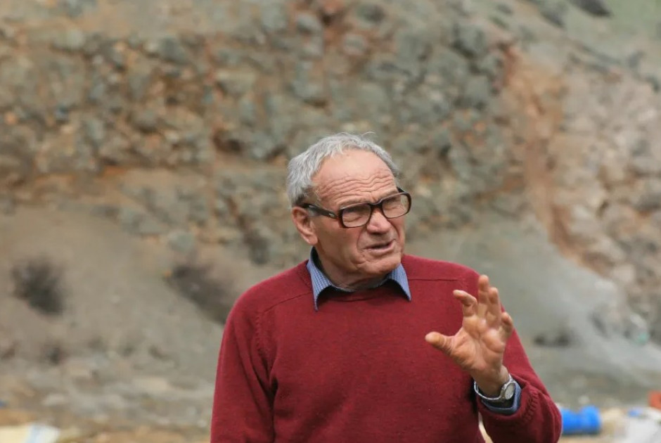 Έ&phi;&upsilon;&gamma;&epsilon; &alpha;&pi;ό &tau;&eta; &zeta;&omega;ή &omicron; &pi;&rho;ώ&eta;&nu; &Delta;&iota;&epsilon;&upsilon;&theta;&upsilon;&nu;&tau;ή&sigmaf; &tau;&omicron;&upsilon; &Tau;&mu;ή&mu;&alpha;&tau;&omicron;&sigmaf; &Gamma;&epsilon;&omega;&lambda;&omicron;&gamma;&iota;&kappa;ή&sigmaf; &Epsilon;&pi;&iota;&sigma;&kappa;ό&pi;&eta;&sigma;&eta;&sigmaf; &Delta;&rho; &Gamma;&iota;ώ&rho;&gamma;&omicron;&sigmaf; &Kappa;&omega;&nu;&sigma;&tau;&alpha;&nu;&tau;ί&nu;&omicron;&upsilon;