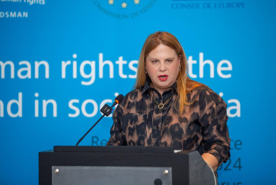 Έ&kappa;&theta;&epsilon;&sigma;&eta; &laquo;&kappa;ό&lambda;&alpha;&phi;&omicron;&sigmaf;&raquo; &alpha;&pi;ό &tau;&eta;&nu; &Epsilon;&pi;ί&tau;&rho;&omicron;&pi;&omicron; &Delta;&iota;&omicron;&iota;&kappa;ή&sigma;&epsilon;&omega;&sigmaf;: &Phi;&iota;&lambda;&omicron;&xi;&epsilon;&nu;&omicron;ύ&nu;&tau;&alpha;&iota; ά&tau;&omicron;&mu;&alpha; &mu;&epsilon; &sigma;&chi;&iota;&zeta;&omicron;&phi;&rho;έ&nu;&epsilon;&iota;&alpha; &sigma;&epsilon; &sigma;&tau;έ&gamma;&epsilon;&sigmaf; &eta;&lambda;&iota;&kappa;&iota;&omega;&mu;έ