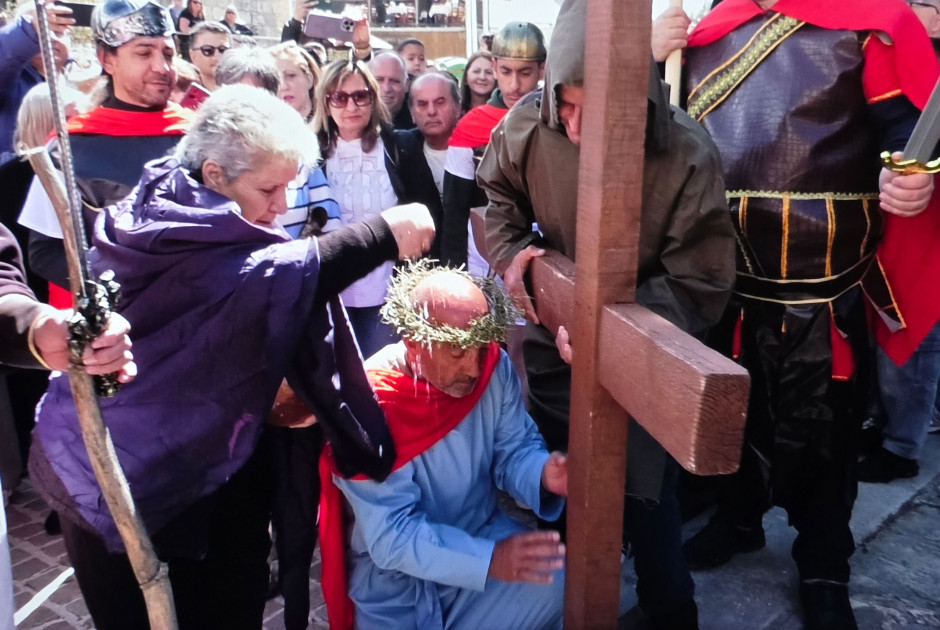 Κάθηκας: Αναβίωσε το έθιμο αναπαράστασης της μεταφοράς του Τιμίου Σταυρού (ΦΩΤΟ)
