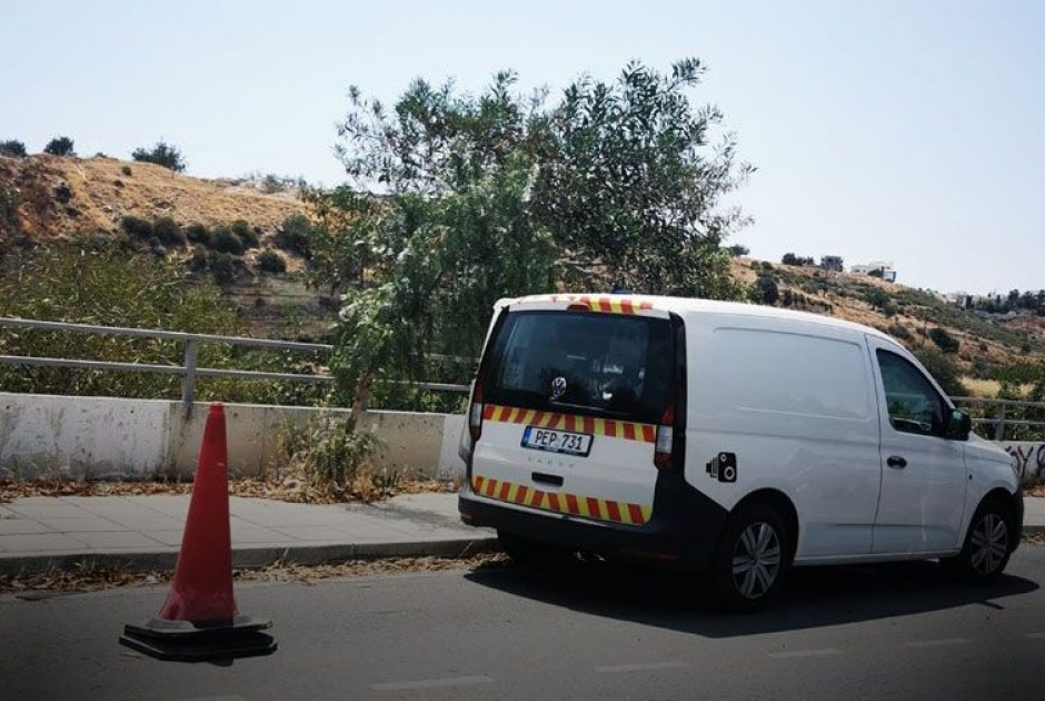 Άνοιξε την πόρτα οχήματος κινητής κάμερας και επιτέθηκε στον χειριστή
