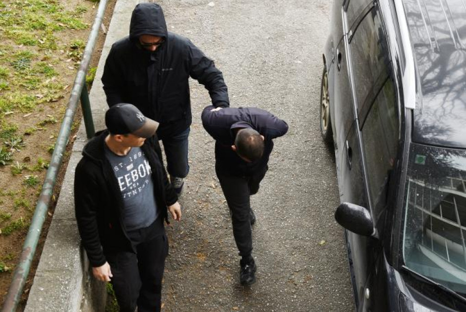 Ό&lambda;&epsilon;&sigmaf; &omicron;&iota; &sigma;&upsilon;&nu;&omicron;&mu;&iota;&lambda;ί&epsilon;&sigmaf;-&sigma;&omicron;&kappa; &mu;&epsilon;&tau;ά &tau;&eta; &delta;&omicron;&lambda;&omicron;&phi;&omicron;&nu;ί&alpha; &Kappa;&lambda;&epsilon;&omicron;&mu;έ&nu;&eta; &sigma;&tau;&eta;&nu; &Kappa;&alpha;&lambda;&alpha;&mu;&alpha;&rho;&iota;ά &ndash; &Omicron;&iota; &laquo;&omicron;&delta;&eta;&gamma;ί&epsilon;&sigmaf;&raquo; &sigma;&tau;&omicron;&nu; &delta;&rho;ά&sigma;&tau;&eta;