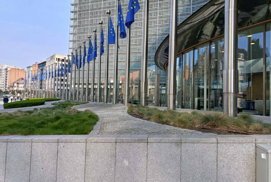 &Kappa;&omicron;&mu;&iota;&sigma;&iota;ό&nu;: &Alpha;&nu;&alpha;&kappa;&omicron;ί&nu;&omega;&sigma;&epsilon; &upsilon;&pi;&epsilon;&rho;&kappa;έ&rho;&delta;&eta; &euro;1,4 &delta;&iota;&sigma;. &alpha;&pi;ό &rho;&omega;&sigma;&iota;&kappa;ά &pi;&epsilon;&rho;&iota;&omicron;&upsilon;&sigma;&iota;&alpha;&kappa;ά &sigma;&tau;&omicron;&iota;&chi;&epsilon;ί&alpha; &sigma;&tau;&eta;&nu; &Omicron;&upsilon;&kappa;&rho;&alpha;&nu;ί&alpha;