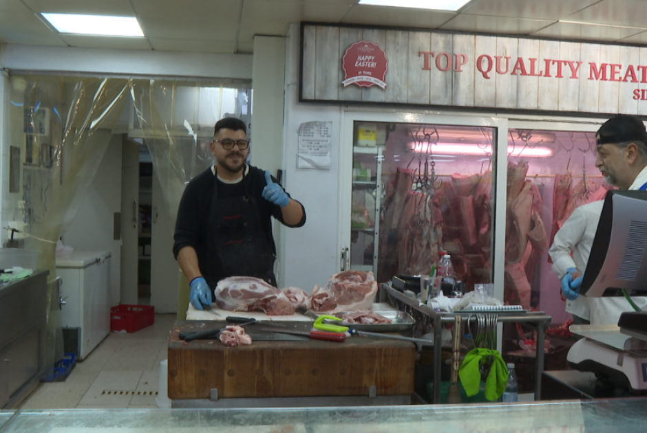 Πασχαλινό τραπέζι: «Πανικός» στην αγορά για τα τελευταία ψώνια (ΒΙΝΤΕΟ)