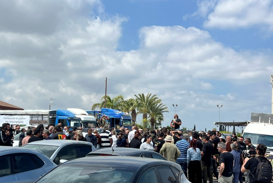 Στους δρόμους οι κτηνοτρόφοι λόγω των μαζικών θανατώσεων ζώων (ΒΙΝΤΕΟ)