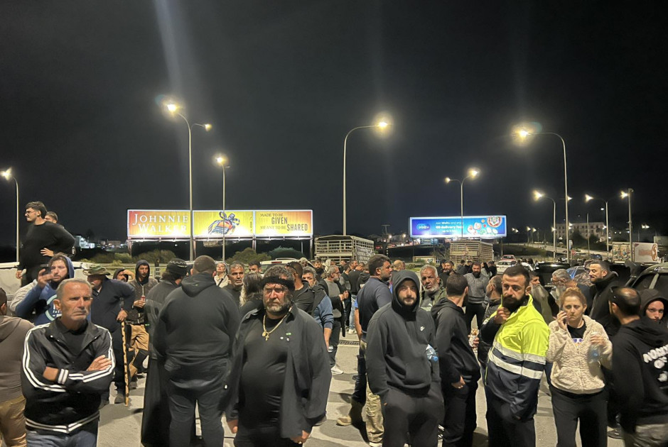 Διανυκτερεύουν στη Ριζοελιά οι κτηνοτρόφοι: «Αποκλεισμένος ο κόμβος μέχρι να τερματιστούν οι θανατώσεις»