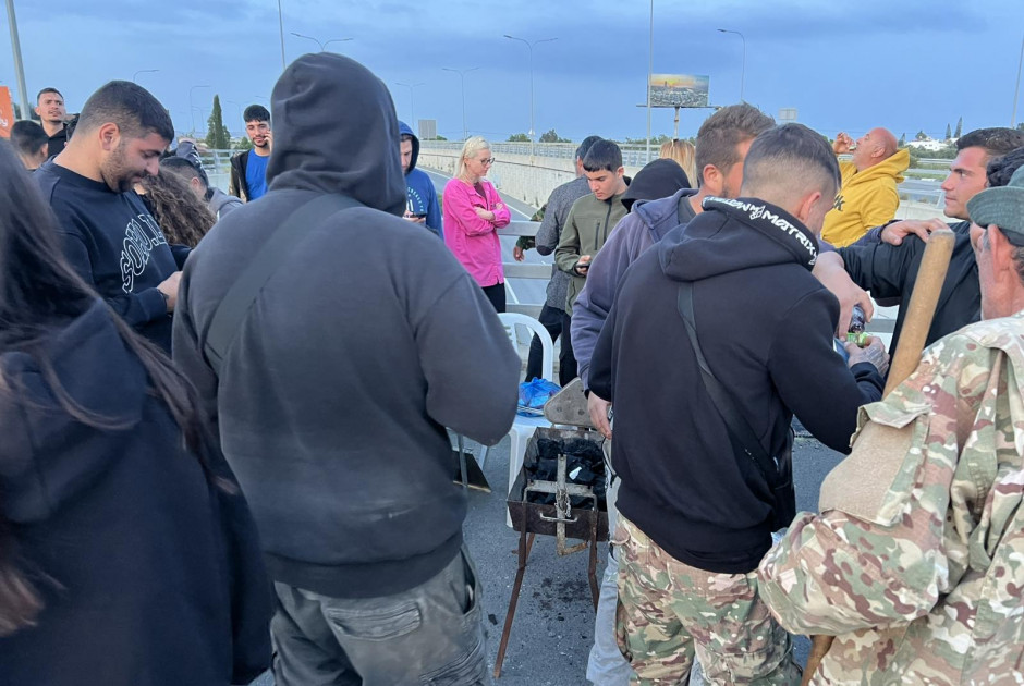 Ούτε βήμα πίσω οι κτηνοτρόφοι: Δεν φεύγουν από τη Ριζοελιά – Έστησαν σκηνές και φουκούδες (ΒΙΝΤΕΟ&ΦΩΤΟΣ)