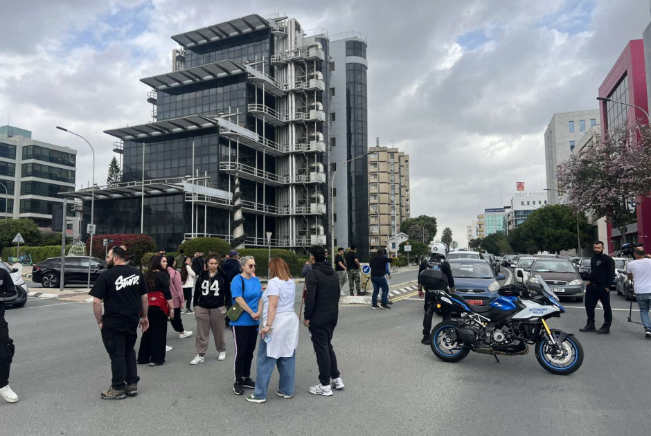 Έξω φρενών οι κτηνοτρόφοι –Έκλεισαν τα φώτα του Καλησπέρα (ΦΩΤΟΣ)