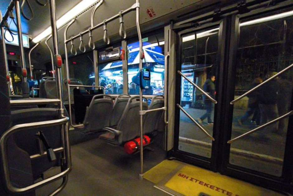 Ελλάδα: Ηλικιωμένη ξέχασε τσάντα με 30.000 ευρώ και χρυσές λίρες σε λεωφορείο και της επιστράφηκε ανέγγιχτη