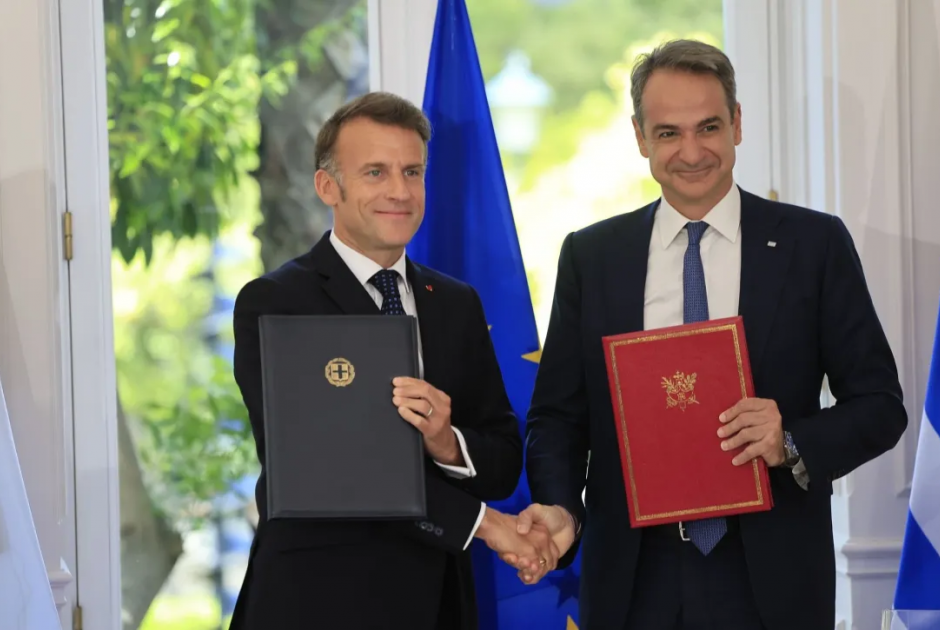 «Εγώ κι εσύ μαζί!»: Ο Μακρόν κάνει ελληνικό post για τη συμμαχία και σφραγίζει το deal Ελλάδας-Γαλλίας