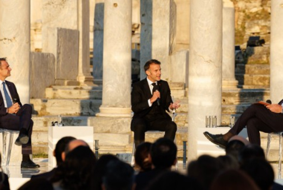 &Mu;&epsilon;&tau;ά &tau;&eta;&nu; &laquo;&Tau;&eta;&lambda;&lambda;&upsilon;&rho;&kappa;ώ&tau;&iota;&sigma;&sigma;&alpha;&raquo;... &Pi;ή&gamma;&epsilon; &sigma;&tau;&eta;&nu; &Alpha;&theta;ή&nu;&alpha; &omicron; &Mu;&alpha;&kappa;&rho;ό&nu; &mu;&epsilon; &epsilon;&lambda;&lambda;&eta;&nu;&iota;&kappa;ό soundtrack &laquo;&Epsilon;&gamma;ώ &kappa;&alpha;&iota; &epsilon;&sigma;ύ &mu;&alpha;&zeta;ί&raquo;