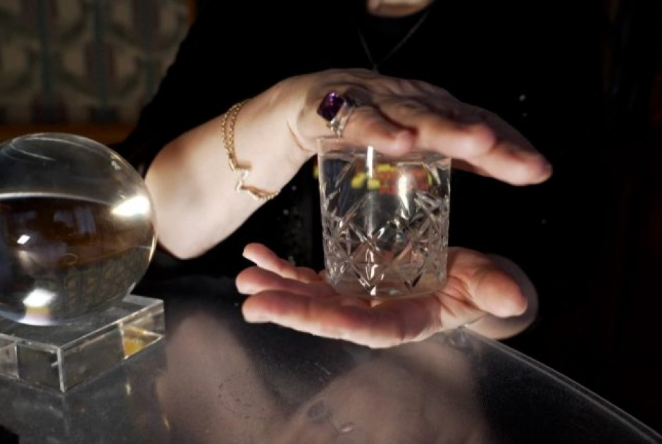 &Rho;&omega;&sigma;ί&alpha;: &Sigma;&tau;&rho;έ&phi;&omicron;&nu;&tau;&alpha;&iota; &sigma;&tau;&omicron;&nu; &mu;&upsilon;&sigma;&tau;&iota;&kappa;&iota;&sigma;&mu;ό &omicron;&iota; &pi;&omicron;&lambda;ί&tau;&epsilon;&sigmaf; &lambda;ό&gamma;&omega; &pi;&omicron;&lambda;έ&mu;&omicron;&upsilon; &kappa;&alpha;&iota; &alpha;&kappa;&rho;ί&beta;&epsilon;&iota;&alpha;&sigmaf;