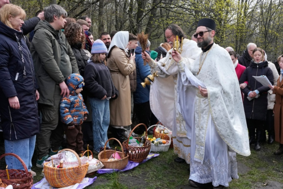 Έ&lambda;&eta;&xi;&epsilon; &eta; &pi;&alpha;&sigma;&chi;&alpha;&lambda;&iota;&nu;ή &epsilon;&kappa;&epsilon;&chi;&epsilon;&iota;&rho;ί&alpha; &sigma;&tau;&eta;&nu; &Omicron;&upsilon;&kappa;&rho;&alpha;&nu;ί&alpha; - A&lambda;&lambda;&eta;&lambda;&omicron;&kappa;&alpha;&tau;&eta;&gamma;&omicron;&rho;ί&epsilon;&sigmaf; &gamma;&iota;&alpha; &chi;&iota;&lambda;&iota;ά&delta;&epsilon;&sigmaf; &pi;&alpha;&rho;&alpha;&beta;&iota;ά&sigma;&epsilon;&iota;