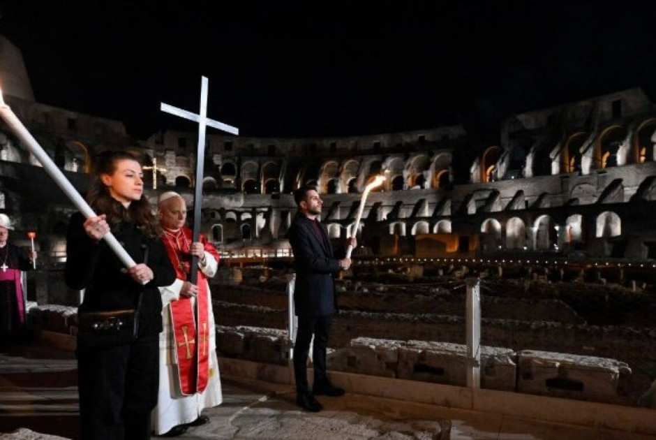 Πάπας Λέων: O πρώτος Ποντίφικας εδώ και δεκαετίες που μετέφερε τον Σταυρό της Μεγάλης Παρασκευής στο Κολοσσαίο