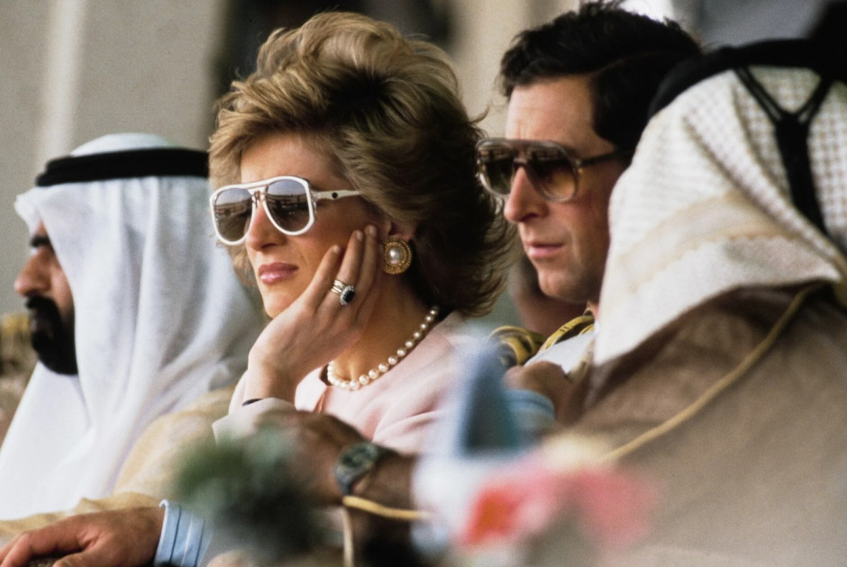 &Tau;&omicron; &epsilon;&mu;&beta;&lambda;&eta;&mu;&alpha;&tau;&iota;&kappa;ό &delta;&alpha;&chi;&tau;&upsilon;&lambda;ί&delta;&iota; &tau;&eta;&sigmaf; &Nu;&tau;&alpha;ϊά&nu;&alpha; - &Tau;&omicron; &zeta;&alpha;&phi;&epsilon;ί&rho;&iota; &pi;&omicron;&upsilon; έ&gamma;&rho;&alpha;&psi;&epsilon; &iota;&sigma;&tau;&omicron;&rho;ί&alpha; &sigma;&tau;&eta; &beta;&alpha;&sigma;&iota;&lambda;&iota;&kappa;ή &omicron;&iota;&kappa;&omicron;&gamma;έ&nu;&epsilon;&iota;&alpha;