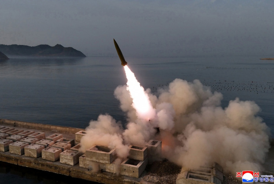 Η Βόρεια Κορέα εκτόξευσε πέντε βαλλιστικούς πυραύλους - Υπό την επίβλεψη Κιμ