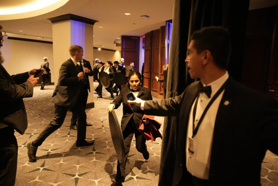 Πυροβολισμοί στο δείπνο αντιπροσώπων: «Κενά» στα μέτρα ασφαλείας