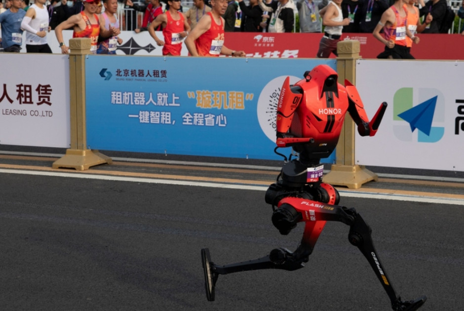 Ρομπότ... δρομέας στην Κίνα έτρεξε σε ημιμαραθώνιο και έσπασε το παγκόσμιο ρεκόρ