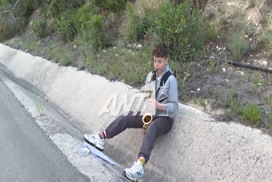 Στην κατάσταση χάους στη Ριζοελιά υπήρξε και μία... ευχάριστη νότα - Δείτε το παιδί που έπαιζε σαξόφωνο στην άκρη του δρόμου (ΒΙΝΤΕΟ)
