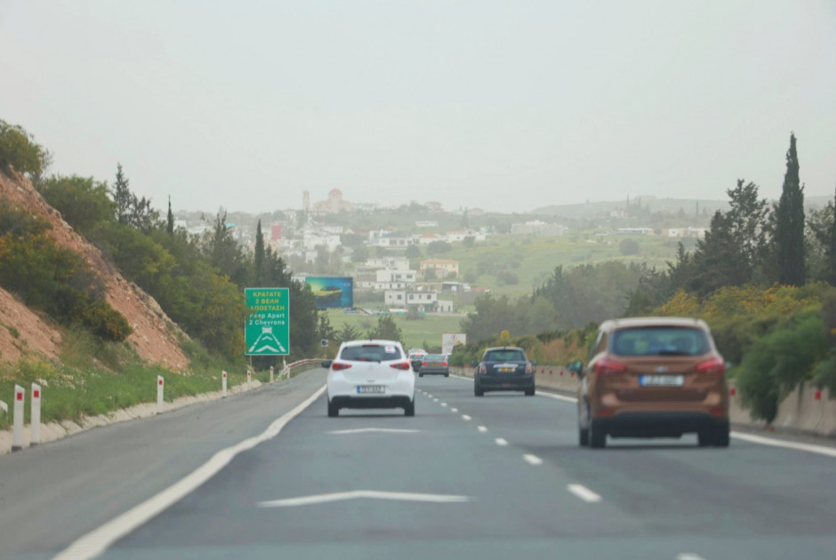 Έ&kappa;&tau;&alpha;&kappa;&tau;&omicron; &delta;&epsilon;&lambda;&tau;ί&omicron; &kappa;&alpha;&iota;&rho;&omicron;ύ: &Sigma;&kappa;&epsilon;&pi;ά&zeta;&epsilon;&tau;&alpha;&iota; &alpha;&pi;ό &alpha;&phi;&rho;&iota;&kappa;&alpha;&nu;&iota;&kappa;ή &sigma;&kappa;ό&nu;&eta; &eta; &Kappa;ύ&pi;&rho;&omicron;&sigmaf; &alpha;&pi;ό &tau;&alpha; &xi;&eta;&mu;&epsilon;&rho;ώ&mu;&alpha;&tau;&alpha;