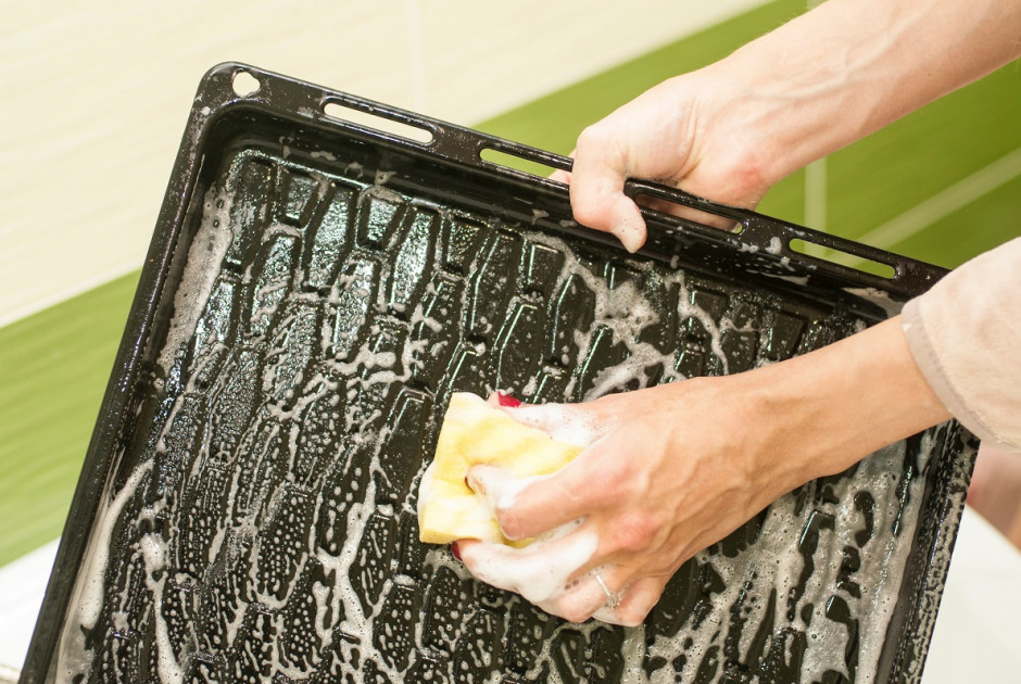 Δεν καθαρίζουν τα ταψιά και οι κατσαρόλες; Αυτό είναι τα λάθη κάνουν τα πράγματα χειρότερα