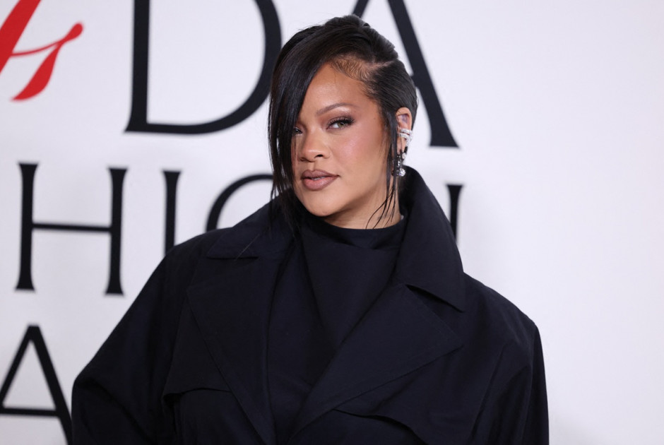 &Eta; Rihanna &mu;&alpha;&sigmaf; &delta;&epsilon;ί&chi;&nu;&epsilon;&iota; &gamma;&iota;&alpha; &pi;&rho;ώ&tau;&eta; &phi;&omicron;&rho;ά &tau;&eta;&nu; 7 &mu;&eta;&nu;ώ&nu; &kappa;ό&rho;&eta; &tau;&eta;&sigmaf;, Rocki (&Phi;&Omega;&Tau;&Omicron;)