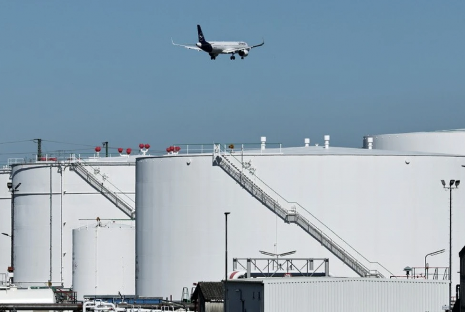 Politico: &Tau;&alpha; &tau;&rho;ί&alpha; &sigma;&epsilon;&nu;ά&rho;&iota;&alpha; &gamma;&iota;&alpha; &tau;&alpha; &alpha;&epsilon;&rho;&omicron;&pi;&omicron;&rho;&iota;&kappa;ά &tau;&alpha;&xi;ί&delta;&iota;&alpha; &tau;&omicron; &kappa;&alpha;&lambda;&omicron;&kappa;&alpha;ί&rho;&iota; &lambda;ό&gamma;&omega; &tau;&eta;&sigmaf; &kappa;&rho;ί&sigma;&eta;&sigmaf; &sigma;&tau;&eta; &Mu;έ&sigma;&eta; &Alpha;&nu;&alpha;&tau;&omicron;&lambda;ή