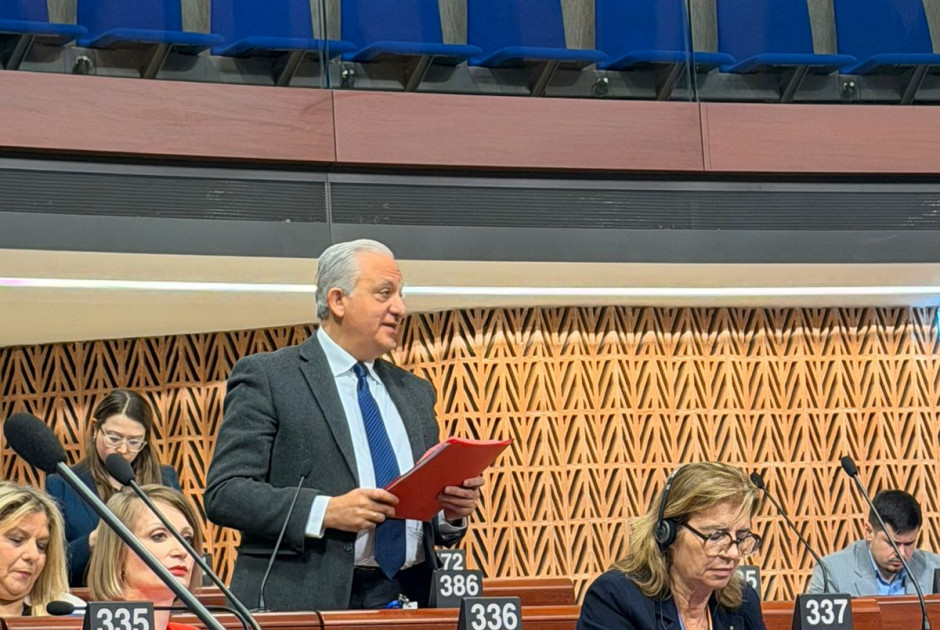 &Eta; &delta;&eta;&mu;&omicron;&kappa;&rho;&alpha;&tau;ί&alpha; &delta;&epsilon;&nu; &epsilon;&kappa;&phi;&omicron;&beta;ί&zeta;&epsilon;&tau;&alpha;&iota; - &Pi;&alpha;&rho;έ&mu;&beta;&alpha;&sigma;&eta; &Nu;. &Tau;&omicron;&rho;&nu;&alpha;&rho;ί&tau;&eta;&nbsp;&sigma;&tau;&eta;&nu; &Omicron;&lambda;&omicron;&mu;έ&lambda;&epsilon;&iota;&alpha; &tau;&eta;&sigmaf; &Kappa;&omicron;&iota;&nu;. &Sigma;&upsilon;&nu;έ&lambda;&epsilon;&upsilon;&sigma;&eta;&sigmaf; &tau;&omicron;&upsilon; &Sigma;&upsilon;&mu;&beta;&omicron;&upsilon;