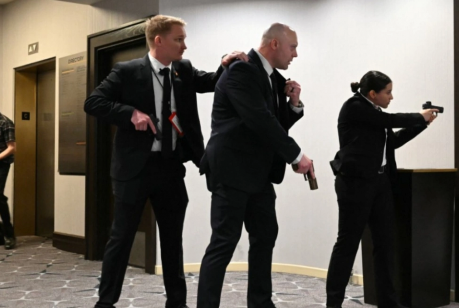 Ένοπλος εισέβαλε στο δείπνο ανταποκριτών του Λευκού Οίκου, δύο τραυματίες - Ο Τραμπ απομακρύνθηκε με ασφάλεια