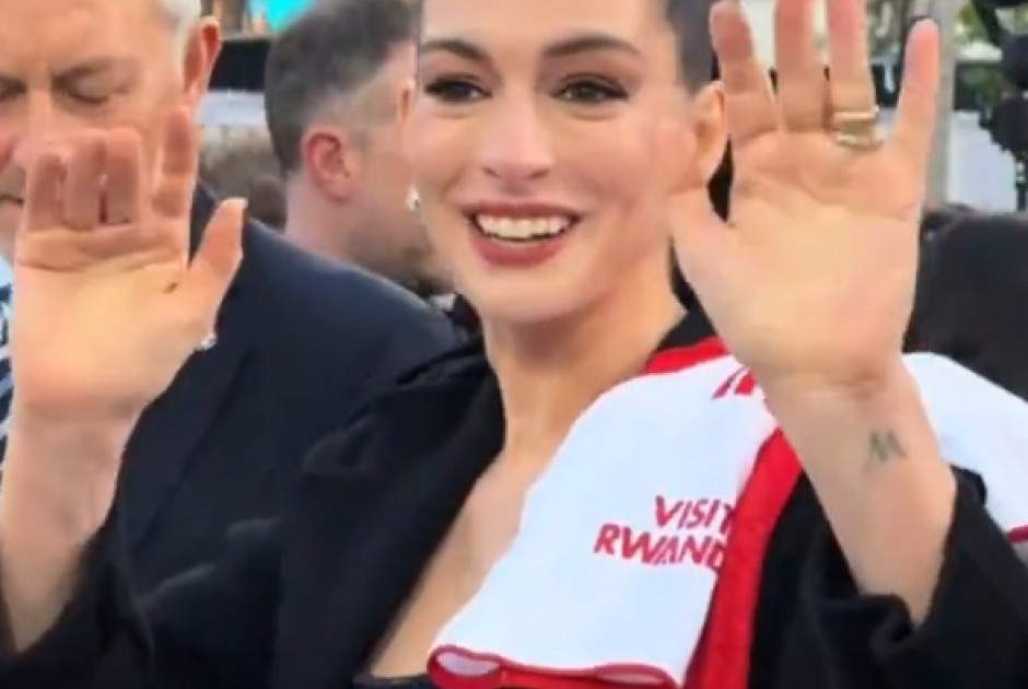 Η Αν Χάθαγουεϊ με φανέλα της Άρσεναλ (ΒΙΝΤΕΟ)