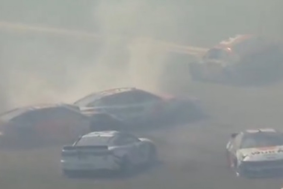 Καραμπόλα τεραστίων διαστάσεων σε πίστα NASCAR στις ΗΠΑ: Καταστράφηκαν 27 αυτοκίνητα (ΒΙΝΤΕΟ)