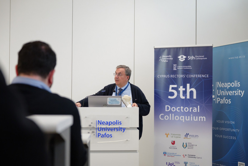 &Tau;&omicron; &Pi;&alpha;&nu;. &Nu;&epsilon;ά&pi;&omicron;&lambda;&iota;&sigmaf; &Pi;ά&phi;&omicron;&sigmaf; &phi;&iota;&lambda;&omicron;&xi;έ&nu;&eta;&sigma;&epsilon; &tau;&omicron; 5&omicron; Doctoral Colloquium &tau;&eta;&sigmaf; &Sigma;&upsilon;&nu;ό&delta;&omicron;&upsilon; &Pi;&rho;&upsilon;&tau;ά&nu;&epsilon;&omega;&nu; &Kappa;ύ&pi;&rho;&omicron;&upsilon;