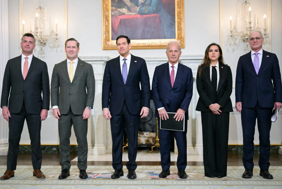 LIVE/ &Tau;&rho;&alpha;&mu;&pi;: &Omicron; &pi;ό&lambda;&epsilon;&mu;&omicron;&sigmaf; &mu;&epsilon;&tau;&alpha;&xi;ύ &Eta;&Pi;&Alpha; &kappa;&alpha;&iota; &Iota;&rho;ά&nu; &beta;&rho;ί&sigma;&kappa;&epsilon;&tau;&alpha;&iota; &laquo;&pi;&omicron;&lambda;ύ &kappa;&omicron;&nu;&tau;ά&raquo; &sigma;&tau;&omicron; &tau;έ&lambda;&omicron;&sigmaf; &tau;&omicron;&upsilon; - &Sigma;&upsilon;&nu;&epsilon;&chi;ί&zeta;&epsilon;&tau;&alpha;&iota; &tau;&omicron; &sigma;&phi;&upsilon;