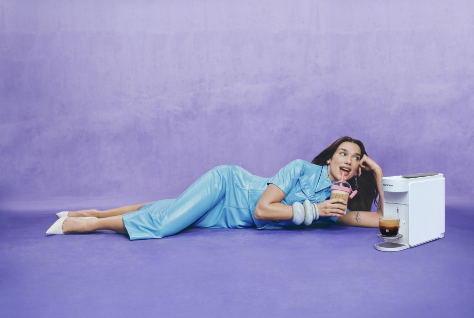 H Dua Lipa &mu;&alpha;&sigmaf; &kappa;&alpha;&lambda;&epsilon;ί &nu;&alpha; &alpha;&nu;&alpha;&kappa;&alpha;&lambda;ύ&psi;&omicron;&upsilon;&mu;&epsilon; &nu;έ&epsilon;&sigmaf; &epsilon;&mu;&pi;&epsilon;&iota;&rho;ί&epsilon;&sigmaf; &kappa;&alpha;&phi;έ &sigma;&tau;&eta;&nu; &tau;&epsilon;&lambda;&epsilon;&upsilon;&tau;&alpha;ί&alpha; &kappa;&alpha;&mu;&pi;ά&nu;&iota;&alpha; &tau;&eta;&sigmaf; Nespresso!