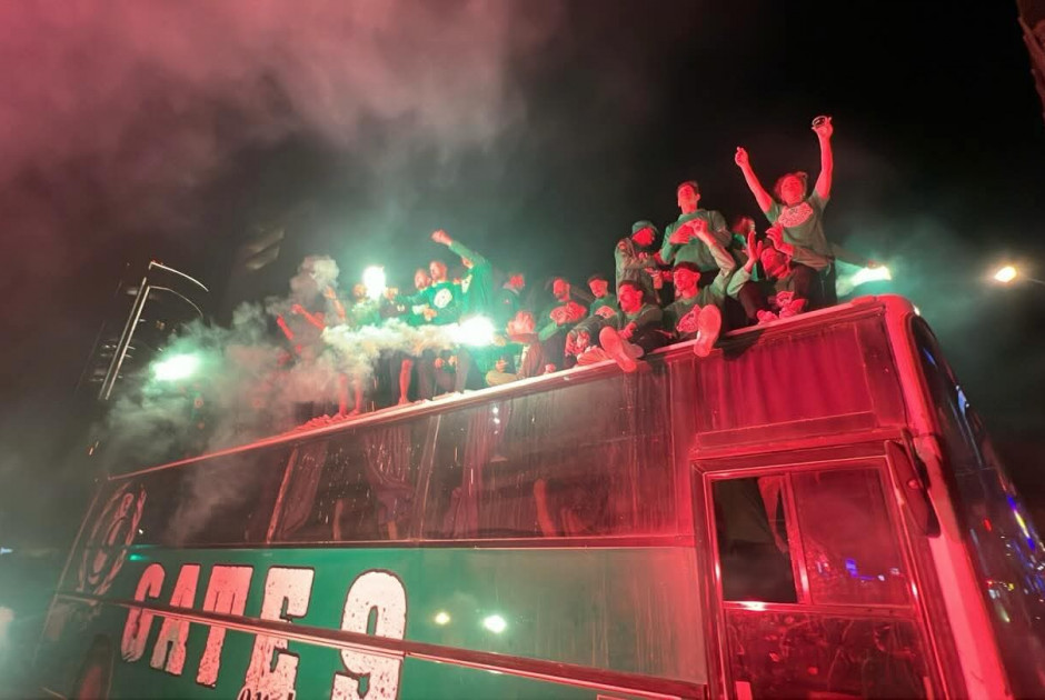 Με ανοικτό λεωφορείο οι παίκτες της Ομόνοιας 29ης Μαϊου - Η Θύρα 9 "έκαψε" την Λευκωσία για την άνοδο (ΒΙΝΤΕΟ)