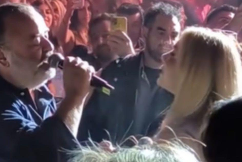 &Omicron; &Mu;ά&rho;&iota;&omicron;&sigmaf; &Eta;&lambda;&iota;ό&pi;&omicron;&upsilon;&lambda;&omicron;&sigmaf; &pi;ή&gamma;&epsilon; &sigma;&tau;&alpha; &mu;&pi;&omicron;&upsilon;&zeta;&omicron;ύ&kappa;&iota;&alpha; &mu;&epsilon;&tau;ά &tau;&eta; &nu;ί&kappa;&eta; &tau;&eta;&sigmaf; &Alpha;&Epsilon;&Kappa; &kappa;&alpha;&iota; &tau;&rho;&alpha;&gamma;&omicron;ύ&delta;&eta;&sigma;&epsilon; &mu;&alpha;&zeta;ί &mu;&epsilon; &tau;&eta; &Zeta;ό&zeta;&epsilon;&phi;&iota;&nu; (&Beta;&Iota;&Nu;&Tau;