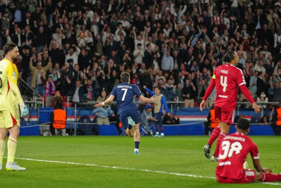 &Eta; &Pi;&alpha;&rho;ί έ&sigma;&beta;&eta;&sigma;&epsilon; &tau;&alpha; &phi;ώ&tau;&alpha; &tau;&eta;&sigmaf; &Lambda;ί&beta;&epsilon;&rho;&pi;&omicron;&upsilon;&lambda; &sigma;&tau;&omicron; &Pi;&alpha;&rho;ί&sigma;&iota;!