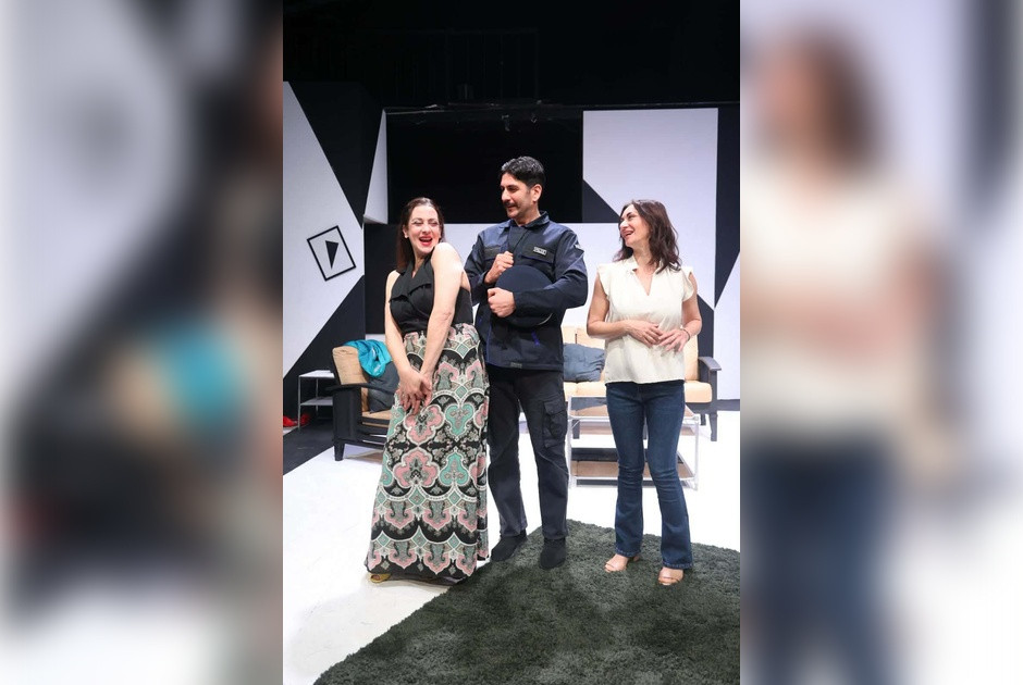 "ΔΥΟΜΙΣΙ ΦΟΝΟΙ ΚΑΙ ΕΝΑ ΜΠΟΥΛΝΤΟΓΚ!"