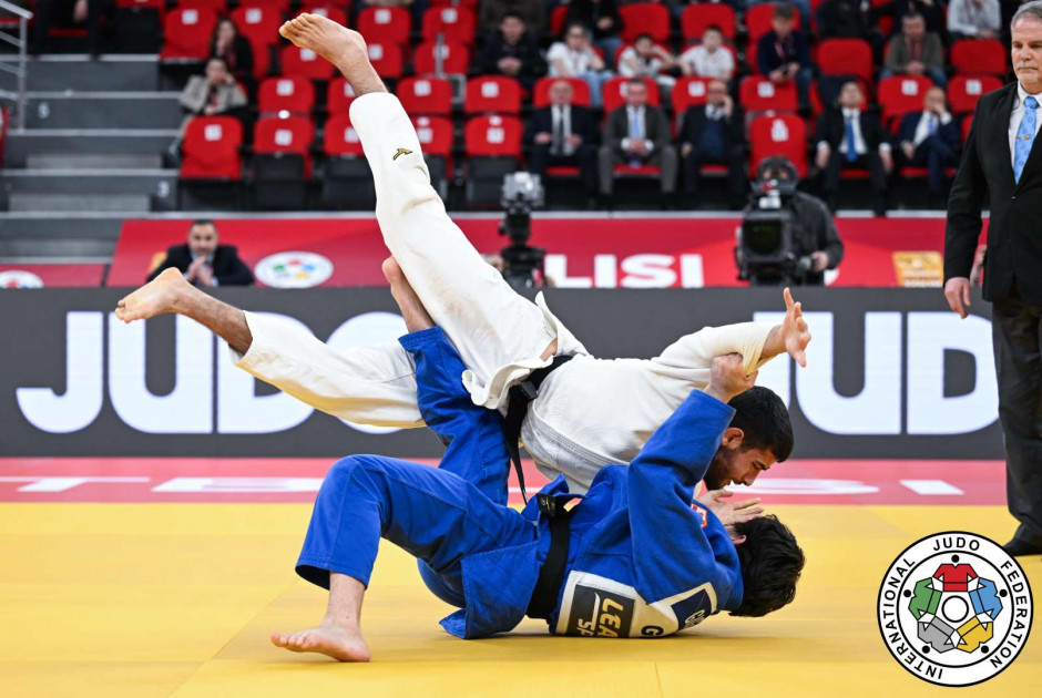 &Alpha;&pi;&omicron;&kappa;&lambda;&epsilon;&iota;&sigma;&mu;ό&sigmaf; &sigma;&tau;&omicron;&upsilon;&sigmaf; &laquo;32&raquo; &gamma;&iota;&alpha; &tau;&omicron;&upsilon;&sigmaf; &Kappa;ύ&pi;&rho;&iota;&omicron;&upsilon;&sigmaf; &Tau;&zeta;&omicron;&upsilon;&nu;&tau;ό&kappa;&alpha; &sigma;&tau;&eta;&nu; &pi;&rho;ώ&tau;&eta; &eta;&mu;έ&rho;&alpha; &tau;&omicron;&upsilon; &Pi;&alpha;&nu;&epsilon;&upsilon;&rho;&omega;&pi;&alpha;ϊ&kappa;&omicron;ύ