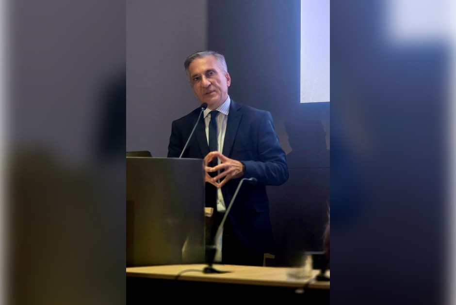 &Kappa;. &Phi;&epsilon;&lambda;&lambda;ά&sigmaf;: &Epsilon;&pi;&alpha;&nu;&alpha;&pi;&rho;&omicron;&sigma;&delta;&iota;&omicron;&rho;ί&zeta;&omicron;&nu;&tau;&alpha;&sigmaf; &tau;&eta;&nu; &Iota;&alpha;&tau;&rho;&iota;&kappa;ή &omega;&sigmaf; &Pi;&rho;&omicron;&sigma;&omega;&pi;&omicron;&kappa;&epsilon;&nu;&tau;&rho;&iota;&kappa;ή &Pi;&rho;ά&xi;&eta;