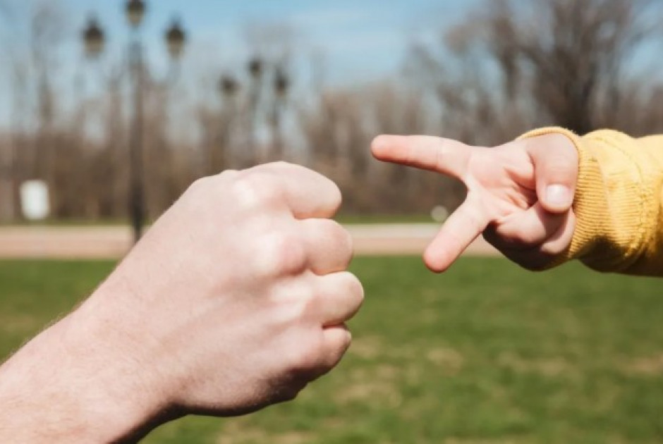 Μελέτη για το «πέτρα-ψαλίδι-χαρτί» αποκαλύπτει πώς ο εγκέφαλος «διαβάζει» και αναθεωρεί τους άλλους ανθρώπους
