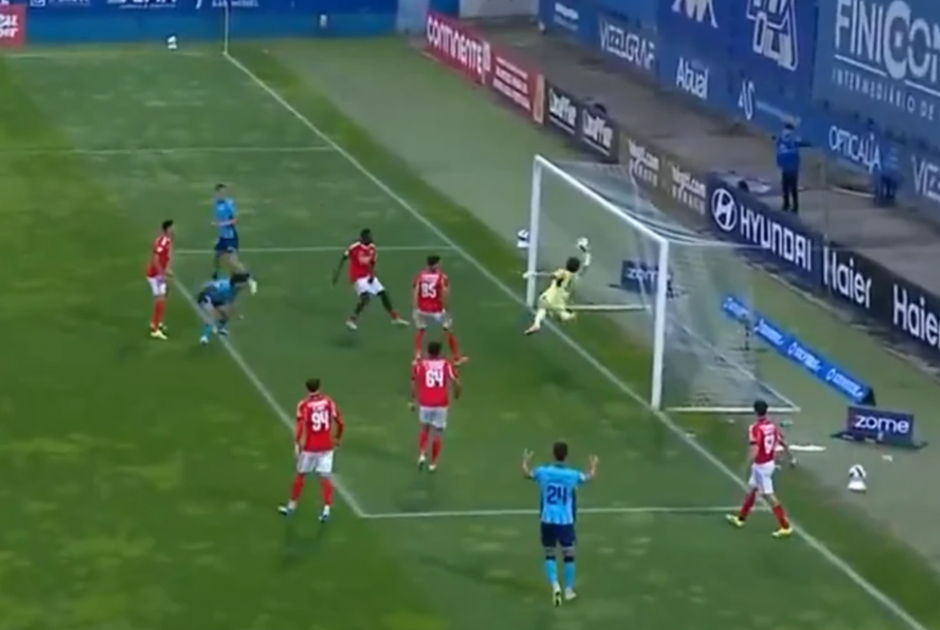 «Κατέρριψε τους νόμους της φύσης»: Απίθανη απόκρουση 19χρονου γκολκίπερ στην Πορτογαλία (ΒΙΝΤΕΟ)