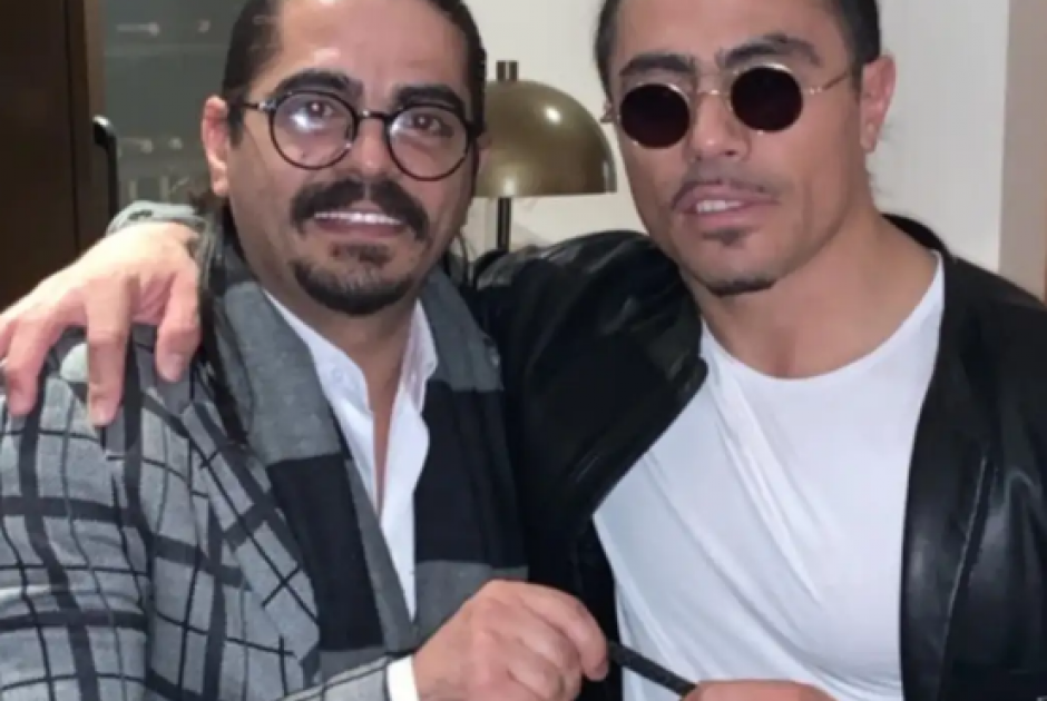 &Nu;&omicron;&upsilon;&sigma;&rho;έ&tau;: &Sigma;&upsilon;&nu;&epsilon;&lambda;ή&phi;&theta;&eta; &omicron; &alpha;&delta;&epsilon;&lambda;&phi;ό&sigmaf; &tau;&omicron;&upsilon;, Salt Bae &gamma;&iota;&alpha; &upsilon;&pi;ό&theta;&epsilon;&sigma;&eta; &pi;&alpha;&iota;&delta;&iota;&kappa;ή&sigmaf; &pi;&omicron;&rho;&nu;&epsilon;ί&alpha;&sigmaf;