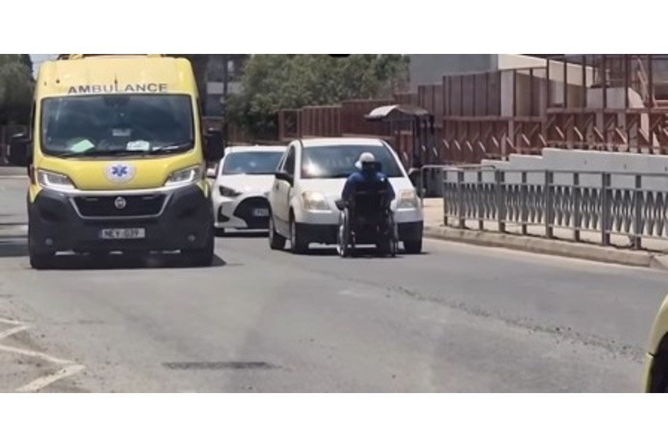 &Lambda;&epsilon;&mu;&epsilon;&sigma;ό&sigmaf;: &Eta;&lambda;&iota;&kappa;&iota;&omega;&mu;έ&nu;&omicron;&sigmaf; &sigma;&epsilon; &alpha;&mu;&alpha;&xi;ί&delta;&iota;&omicron; &laquo;&kappa;ό&beta;&epsilon;&iota;&raquo; &tau;&omicron;&nu; &delta;&rho;ό&mu;&omicron; &sigma;&epsilon; &omicron;&chi;ή&mu;&alpha;&tau;&alpha; - &Delta;&epsilon;ί&tau;&epsilon; &beta;ί&nu;&tau;&epsilon;&omicron; &pi;&omicron;&upsilon; &theta;&upsilon;&mu;ί&zeta;&epsilon;&iota;... &sigma;&upsilon;&gamma;&kappa;&rho;&omicron;&upsilon;ό