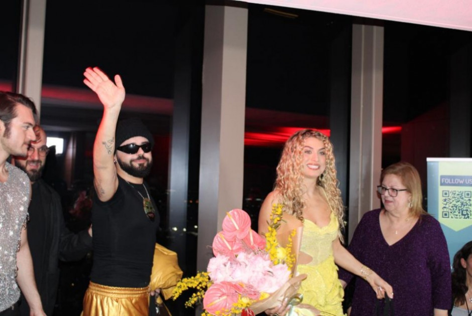 Antigoni &kappa;&alpha;&iota; Akylas &xi;&epsilon;&sigma;ή&kappa;&omega;&sigma;&alpha;&nu; &tau;&omicron; &pi;&lambda;ή&theta;&omicron;&sigmaf; &sigma;&tau;&omicron; EuroParty &sigma;&tau;&eta; &Lambda;&epsilon;&upsilon;&kappa;&omega;&sigma;ί&alpha;