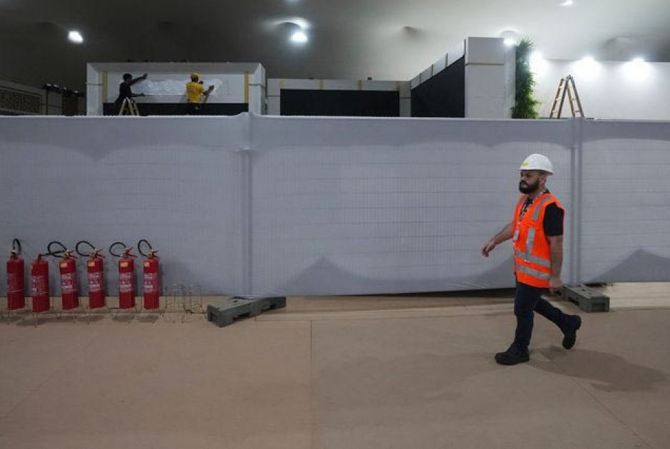 &Tau;&rho;&alpha;&gamma;&omega;&delta;ί&alpha; &sigma;&tau;&eta; &Beta;&rho;&alpha;&zeta;&iota;&lambda;ί&alpha;: &Epsilon;&rho;&gamma;&alpha;&zeta;ό&mu;&epsilon;&nu;&omicron;&sigmaf; &sigma;&kappa;&omicron;&tau;ώ&theta;&eta;&kappa;&epsilon; &kappa;&alpha;&tau;ά &tau;&eta;&nu; &epsilon;&gamma;&kappa;&alpha;&tau;ά&sigma;&tau;&alpha;&sigma;&eta; &sigma;&kappa;&eta;&nu;ή&sigmaf; &pi;&rho;&iota;&nu; &tau;&eta;&nu; &sigma;&upsilon;&nu;&alpha;&upsilon;&lambda;ί&alpha; &tau;&eta;&sigmaf; &Sigma;&alpha;&kappa;ί&rho;