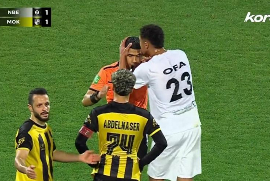 Ποδοσφαιριστής φίλησε τον διαιτητή γιατί μέτρησε γκολ της ομάδας του (ΒΙΝΤΕΟ)